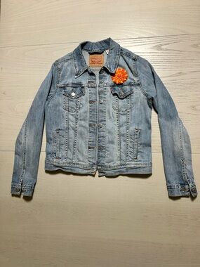 Levi’s Light (But Not Too Light) Wash Denim / Jean Jacket *Pin NOT included :)